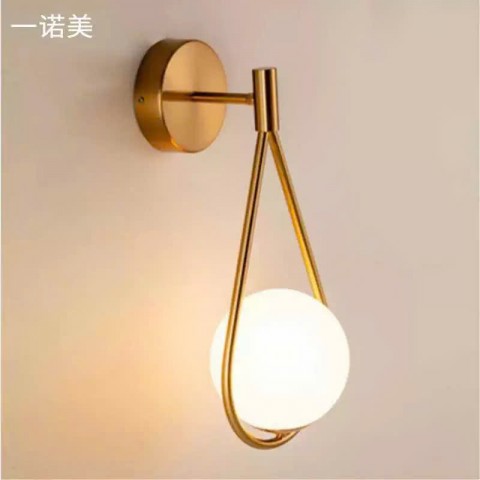 Đèn gắn tường chóa thủy tinh địa cầu, thân mạ vàng hình GIỌT LỆ