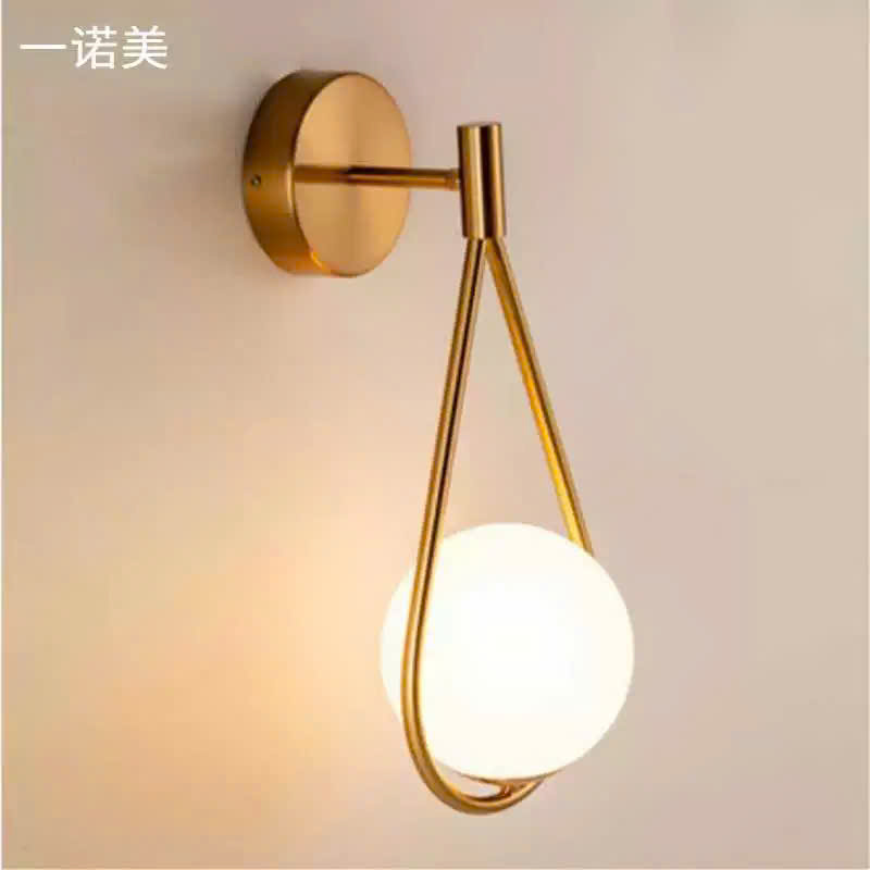 Đèn gắn tường chóa thủy tinh địa cầu, thân mạ vàng hình GIỌT LỆ